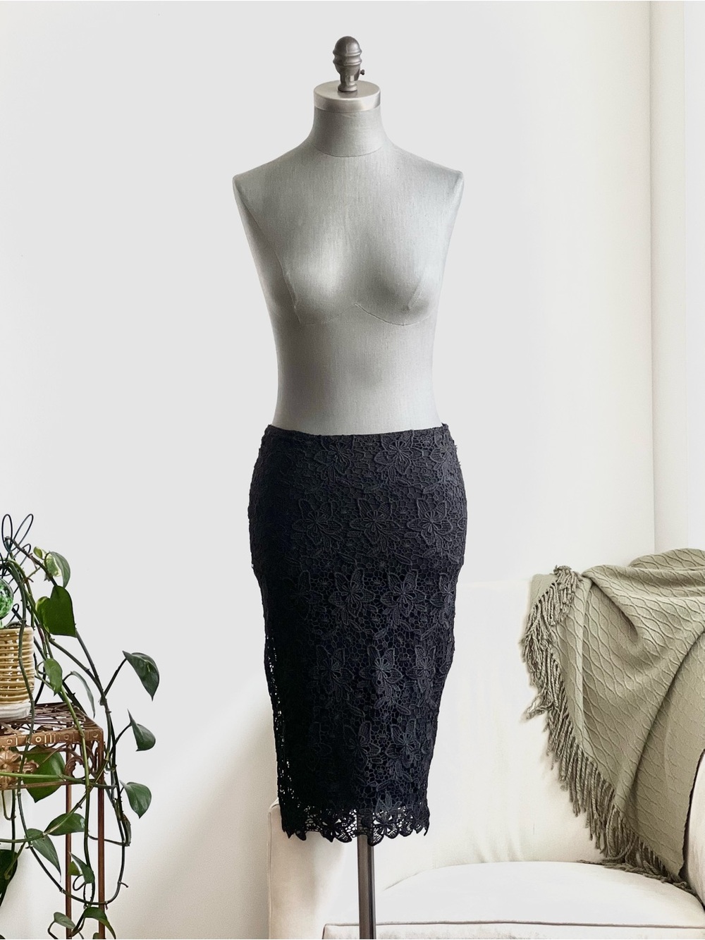 Black Lace Pencil Skirt Size 4 EUC